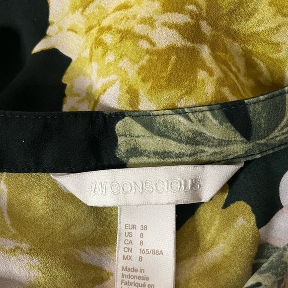 NWOT H&M Conscious Women’s Button Down Floral Blouse - Picture 4 of 7